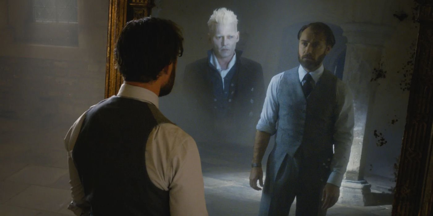 Dumbledore sees Grindelwald in the Mirror of Erised in Fantastic Beasts