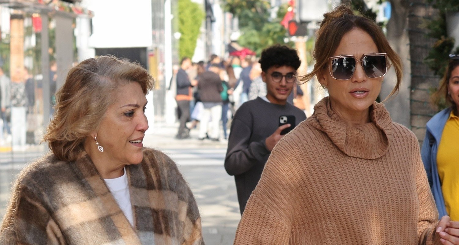 Jennifer Lopez Does Some Final Minute Christmas Purchasing with Mother Guadalupe Rodriguez